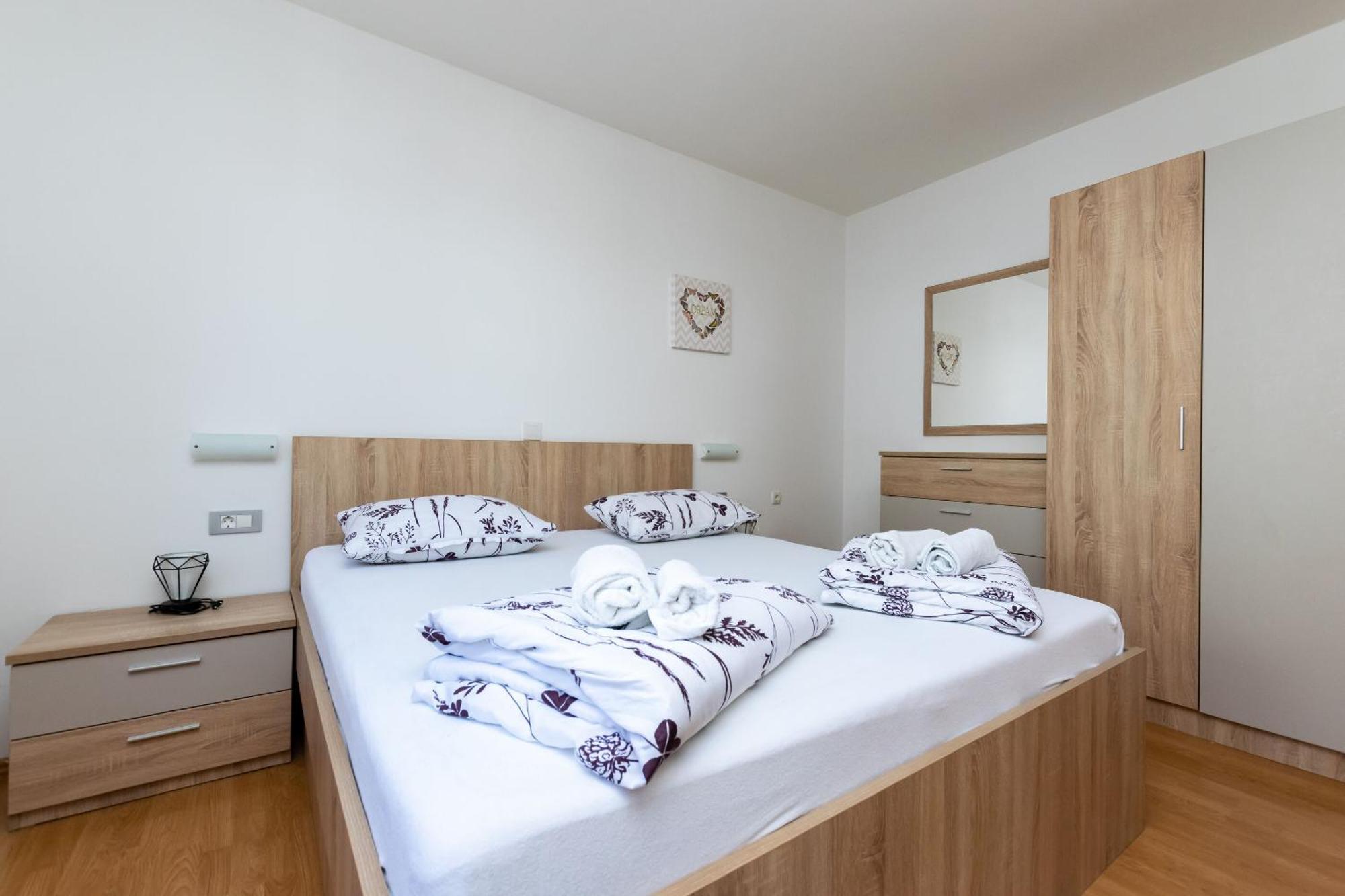 Apartments Miranda Lopar Eksteriør bilde